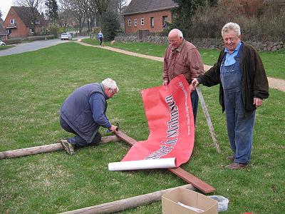 Armin, Peter und Gerd beim Aufbau des Banners für das Vatertagskonzert 2010 in Möhnsen