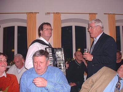 Weihnachtsfeier 2005 - Tuba Gerd als Sänger