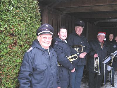 Musikzug Möhnsen und Jugendblasorchester Sachsenwald spielen Weihachtslieder für die Möhnsener Bürger- am Siedenberg