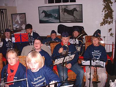 Jugendblasorchester Sachsenwald FF Möhnsen auf dem Weihnachtsmarkt Gut Basthorst - Bild anklicken zum Vergrößern