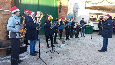 Das Jugendblasorcherster
    der Möhnsener Musikanten auf dem Weihnachtsmarkt Gut Basthorst