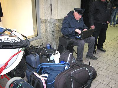 Musikzug und Jugendblasorchester musizieren auf dem Hamburger Weihnachtsmarkt