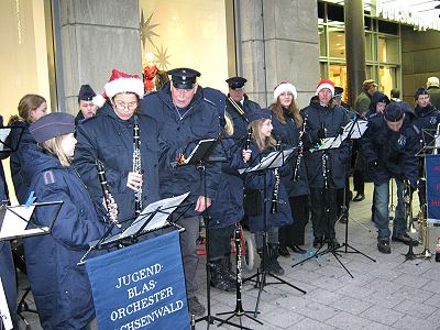 Musikzug und Jugendblasorchester musizieren auf dem Hamburger Weihnachtsmarkt