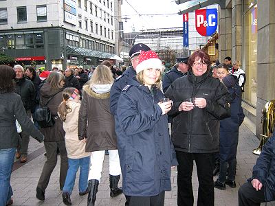 Musikzug und Jugendblasorchester musizieren auf dem Hamburger Weihnachtsmarkt