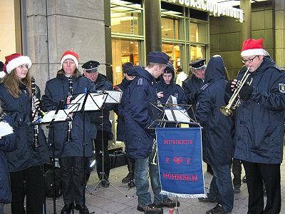 Musikzug und Jugendblasorchester musizieren auf dem Hamburger Weihnachtsmarkt