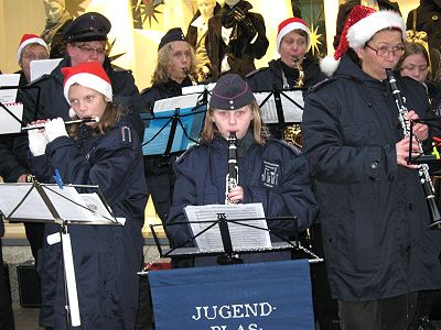 Musikzug und Jugendblasorchester musizieren auf dem Hamburger Weihnachtsmarkt