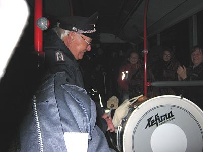 Musikzug und Jugendblasorchester musizieren auf dem Hamburger Weihnachtsmarkt