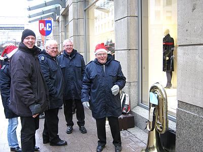 Musikzug und Jugendblasorchester musizieren 2010  auf dem Hamburger Weihnachtsmarkt - Spitaler Str. Peek und Kloppenburg