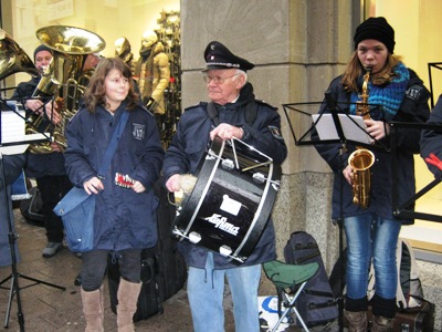 Musikzug und Jugendblasorchester musizieren 2011 auf dem Hamburger Weihnachtsmarkt