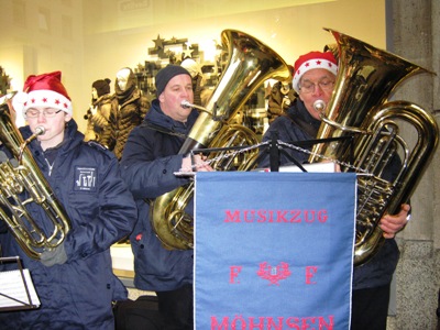 Musikzug und Jugendblasorchester musizieren 2011 auf dem Hamburger Weihnachtsmarkt