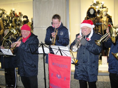 Musikzug und Jugendblasorchester musizieren 2011 auf dem Hamburger Weihnachtsmarkt