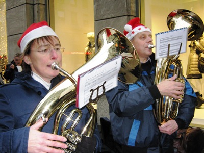 Musikzug und Jugendblasorchester musizieren 2011 auf dem Hamburger Weihnachtsmarkt