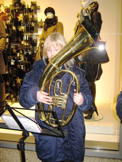 Musikzug und Jugendblasorchester musizieren 2011 auf dem Hamburger Weihnachtsmarkt