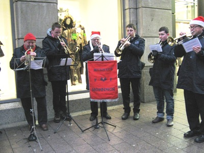 Musikzug und Jugendblasorchester musizieren 2011 auf dem Hamburger Weihnachtsmarkt